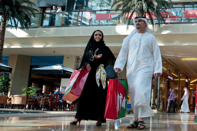 alisveris-yapan-arap-turistler